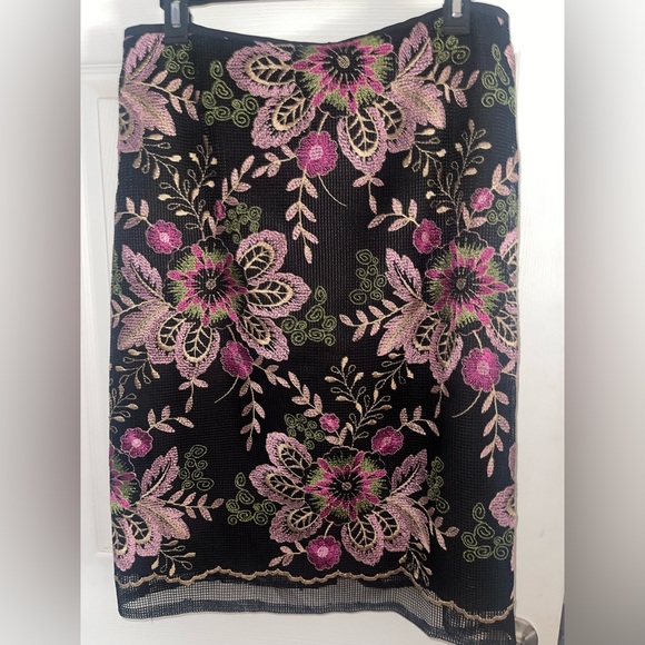 Tahari embroidered floral skirt, size 10. - Picture 3 of 3